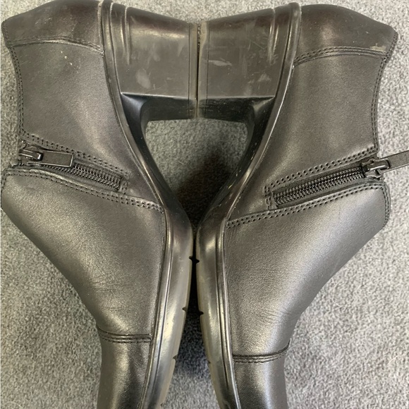 Clarks booties, Size 8 - Picture 3 of 4